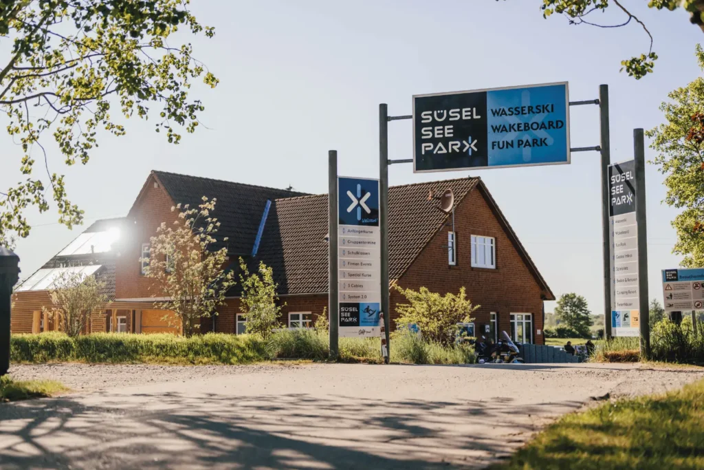 Süsel Seeparx Schilder am Eingang zum Wakeboard Park