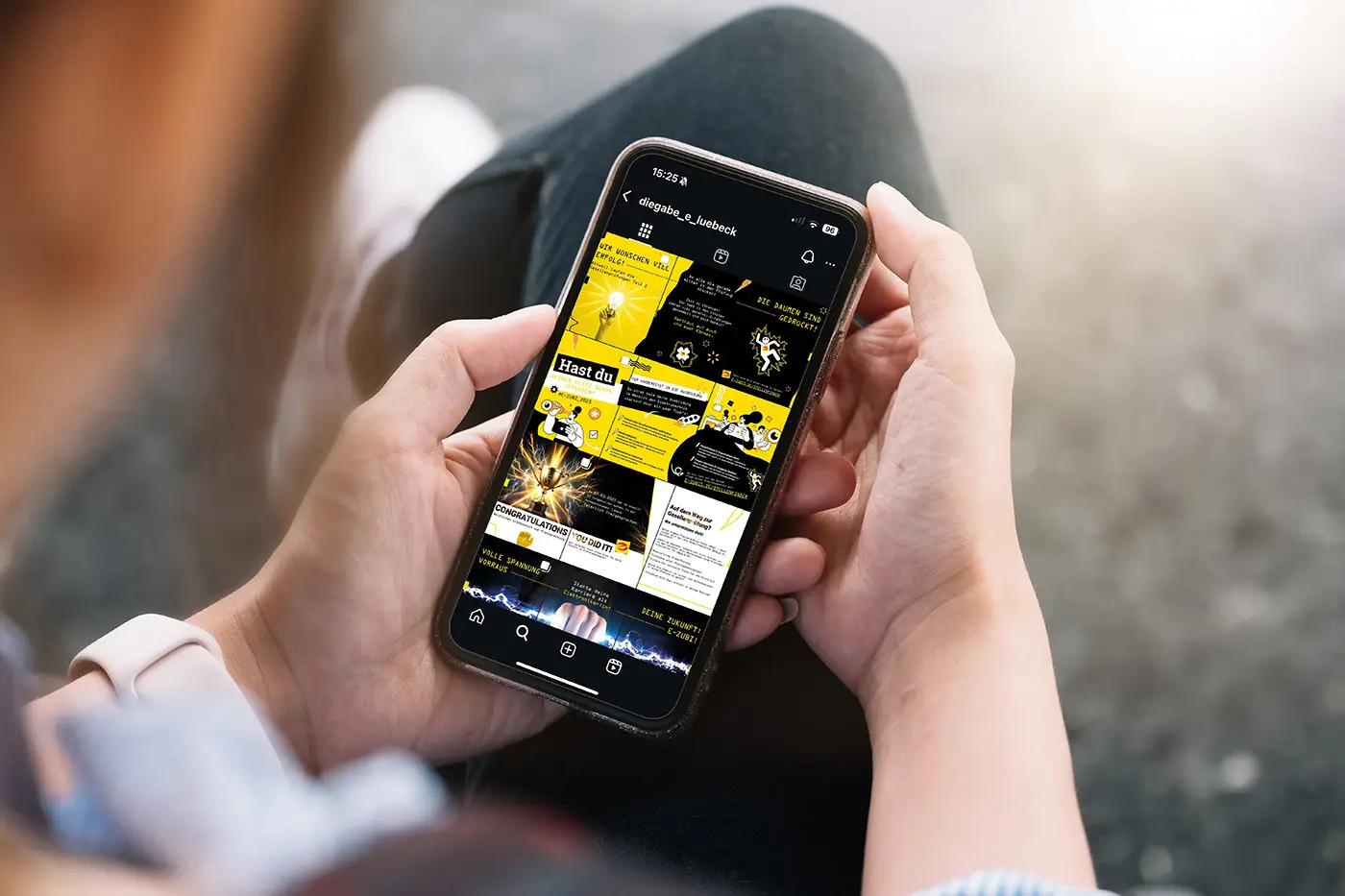 Social Media Feed der Gabe-e wird auf dem Handy angeschaut.