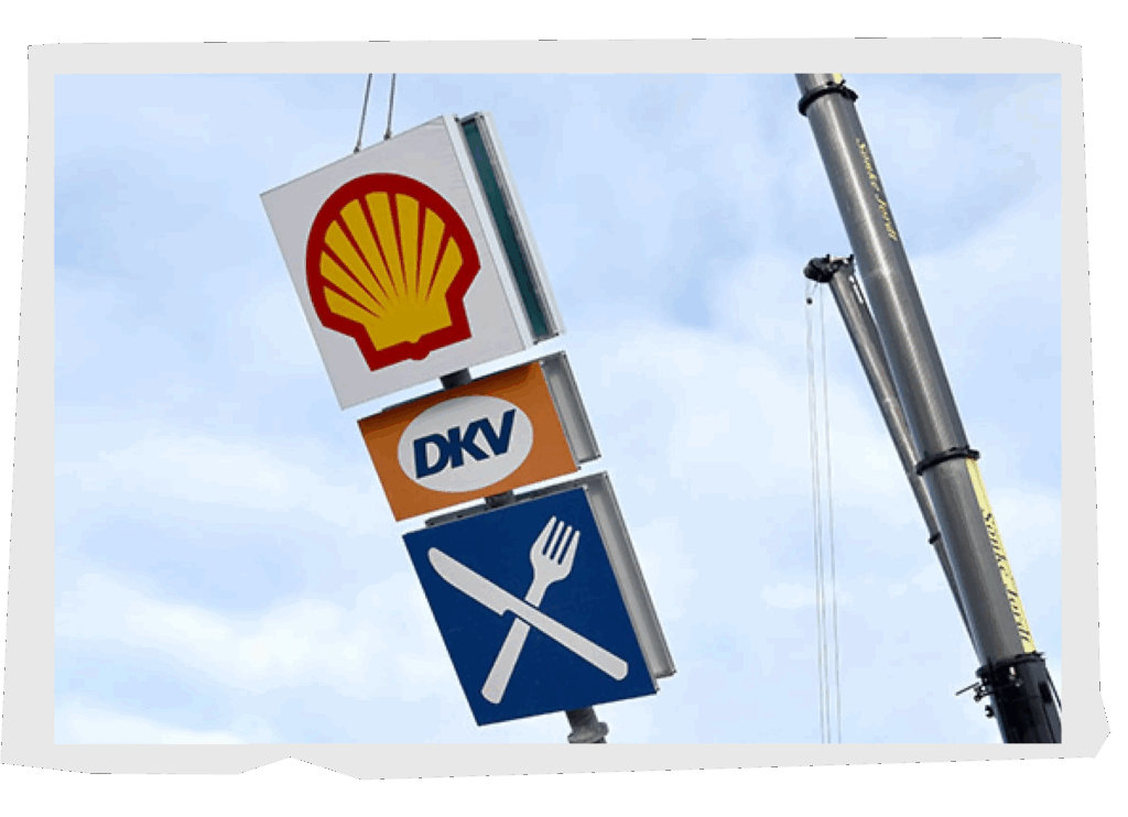 Shell Tankstellenbeschilderung in luftiger Höhe