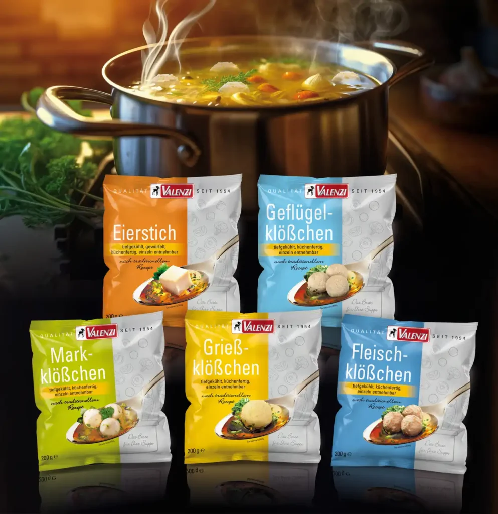 Valenzi Verpackungen der 5 Sorten Suppeneinlagen vor einem Suppentopf