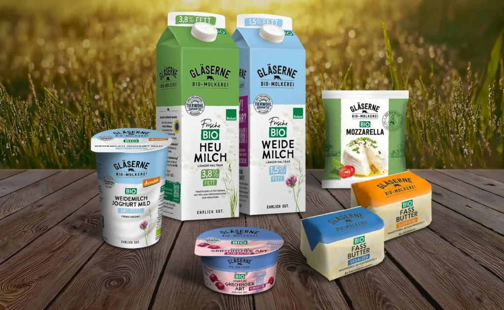 Joghurtbecher, Milchtüten, Mozarelle und Butter von der Gläsernen Molkerei