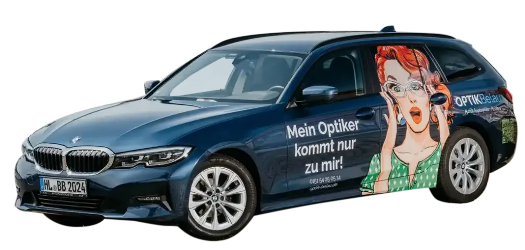 Blauer BMW beklebt mit Kontaktdaten von Optiker Belau und Eyecatcher Comic-Motiv einer überraschten Frau
