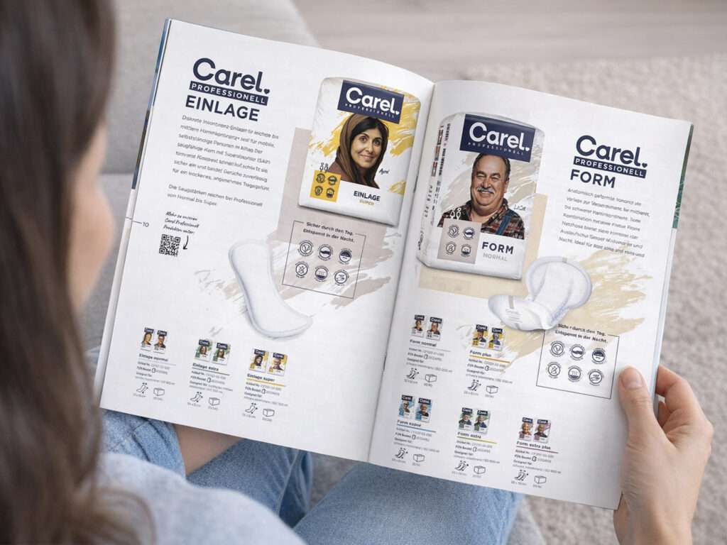 Frau blättert in Carel Produktkatalog