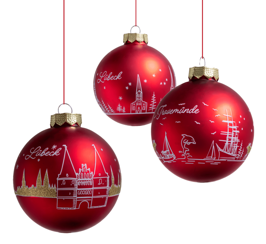 rote Weihnachtsbaumkugeln mit weiß-goldenen Strichzeichungen von Lübecker und Travemünder Sehenswürdigkeiten